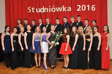 Uczniowie z Kaczek Średnich w pełnej krasie. Młodzi, piękni, eleganccy - foto: M. Derucki
