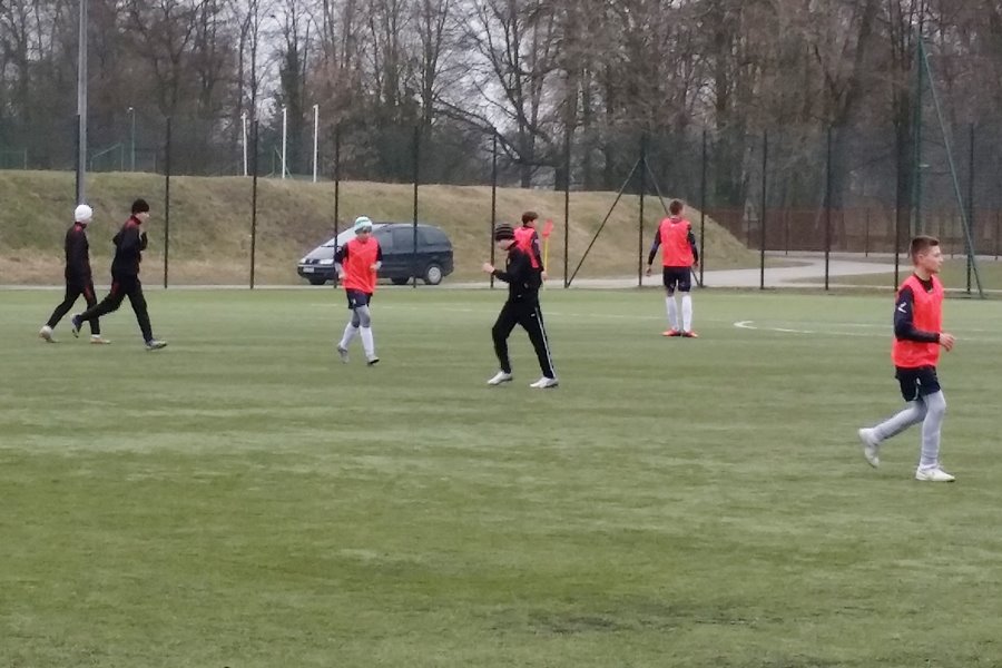 Trampkarze Młodsi pokonują Wartę Sieradz