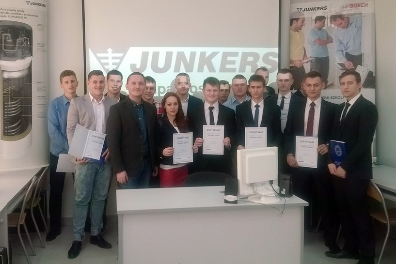 Uczniowie z ZSR CKP w Kaczkach Średnich autoryzowanymi instalatorami Bosch Junkers