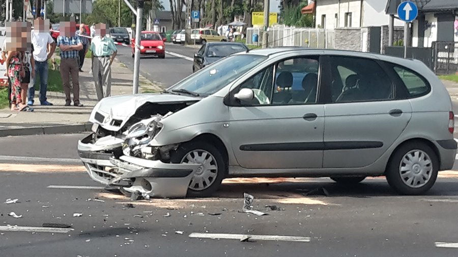 Wypadek BMW i Renault. Trzy osoby poszkodowane