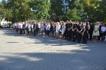 Uczniowie ZSR w Kaczkach Średnich przywitali szkołę - Foto: G. Oblizajek