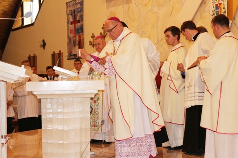 Uroczystość poświęcenia ołtarza w kościele w Kaczkach Średnich