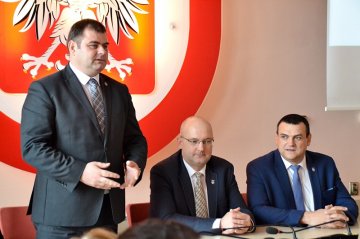 DEN: Starosta nagrodził nauczycieli. Powiat Samorządowym Liderem Edukacji 2016 - foto: Arkadiusz Wszędybył