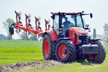 Kaczki Średnie: Japońskie traktory i technologiczne nowinki zaciekawiły rolników - foto: Arkadiusz Wszędybył