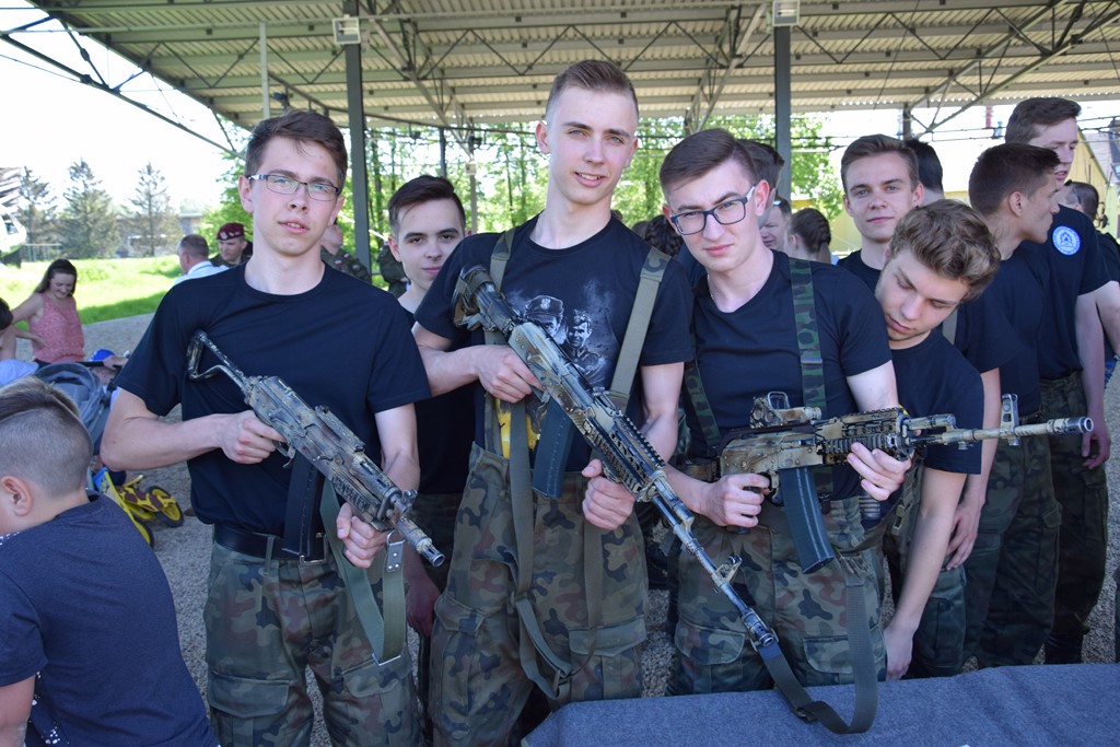 Uczniowie ZST odwiedzili jednostkę wojskową w Leźnicy Wielkiej