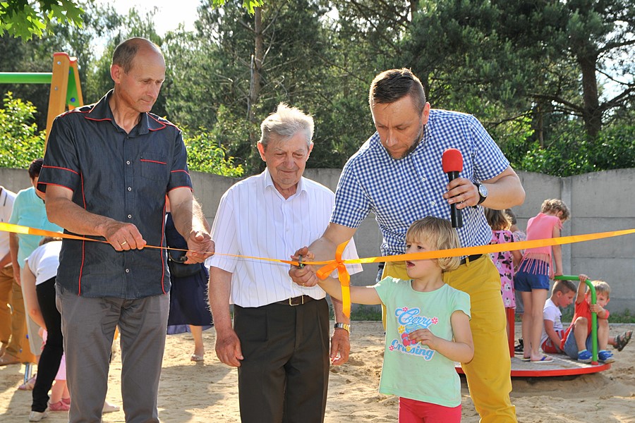 Gm. Turek: Plac zabaw i siłownia oficjalnie oddane mieszkańcom Grabieńca - foto: M. Derucki