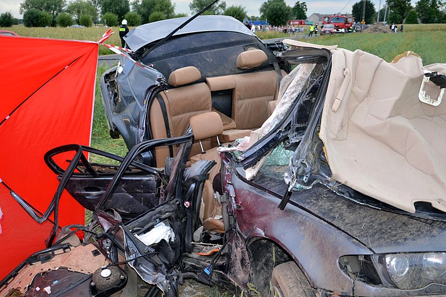 Wideo: Zginęli jadąc BMW. Auto wypadło z drogi w Bogdałowie-Kolonii - foto: KPP Turek