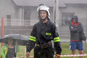 Malanów: Strażacy walczyli w deszczu. OSP Grąbków i KDP Malanów poradziły sobie najlepiej - foto: Arkadiusz Wszędybył