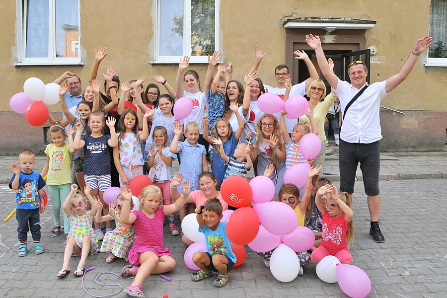 Dzięki wolontariuszom wakacje na Matejki były kolorowe - foto: M. Derucki