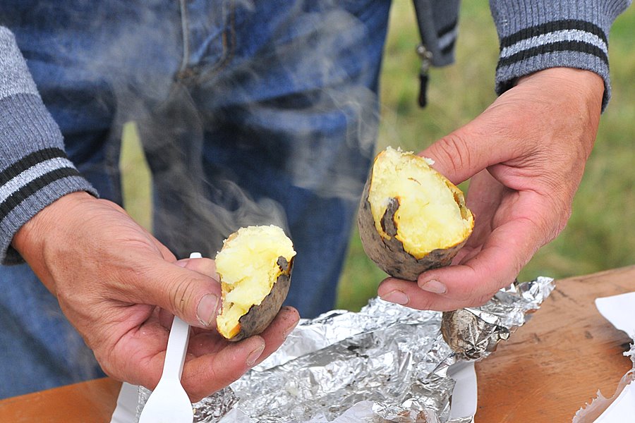 Pieczone ziemniaki królowały w Tarnowskim Młynie - foto: M. Derucki