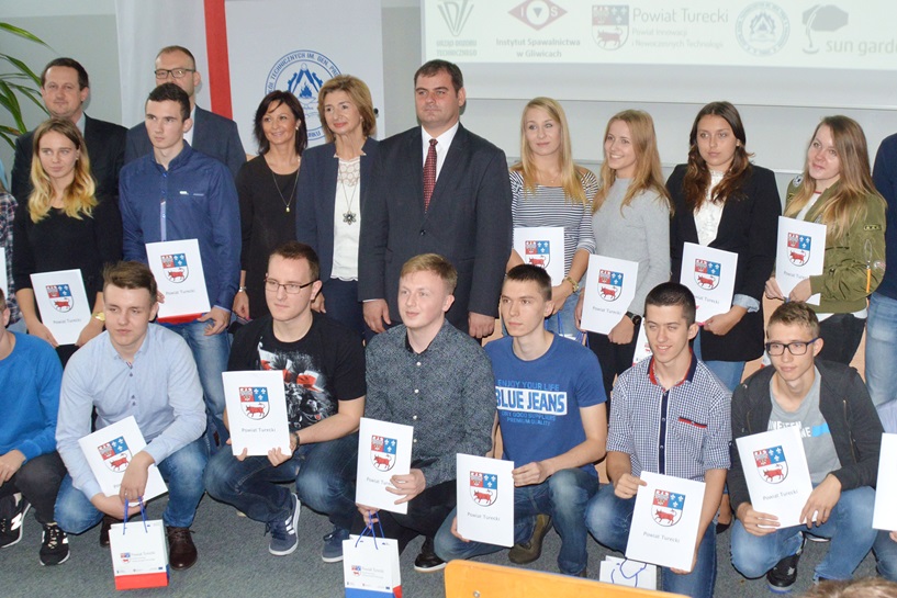 Odbyli staże w Sun Garden, ukończyli kursy. Starosta Seńko i dyrektor Adamiak gratulowali im zdobytej wiedzy