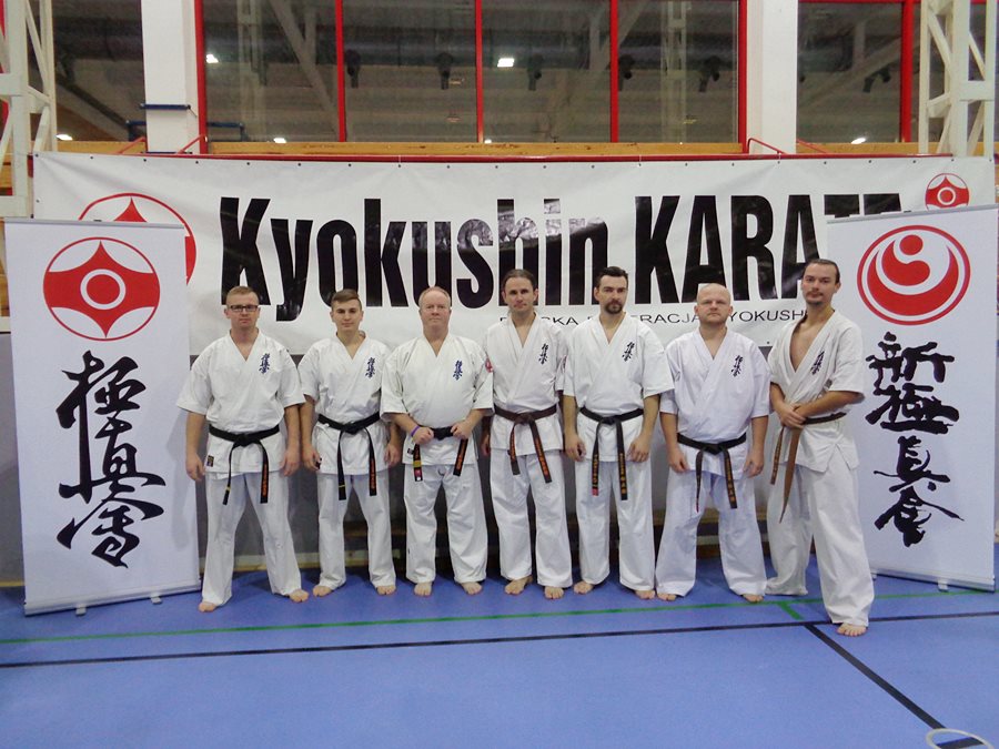Karatecy na szkoleniu