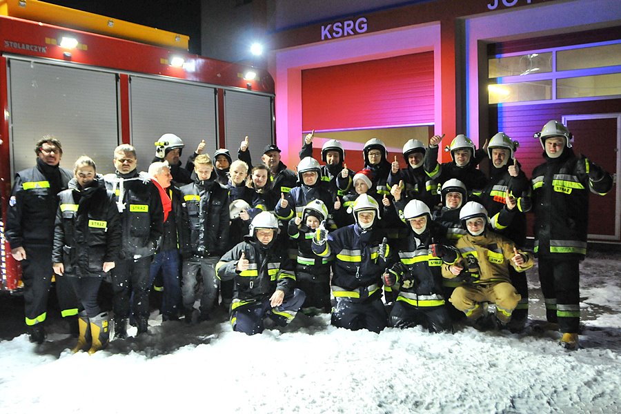 Bezpiecznych świąt życzą druhowie OSP Turek. Bez śniegu też może być radośnie! - foto: M. Derucki