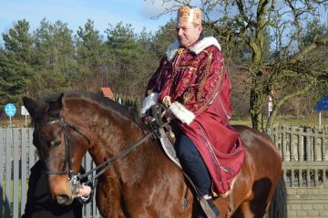 Tuliszków: Sołtysi zostali królami, ksiądz także. Świąteczny orszak znów przeszedł przez miasteczko - foto: Arkadiusz Wszędybył