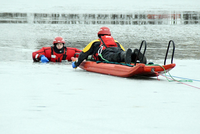 Lód pękł, człowiek w wodzie. Jak ratować życie i zdrowie? - foto: Arkadiusz Wszędybył