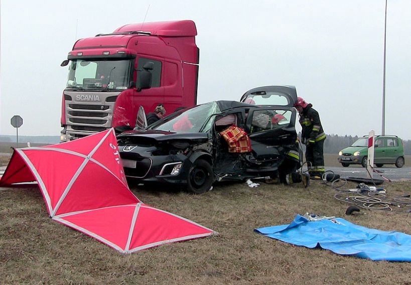 Wideo: Zderzenie z ciężarówką w Brudzyniu. Mężczyzna nie mógł wydostać się z osobówki