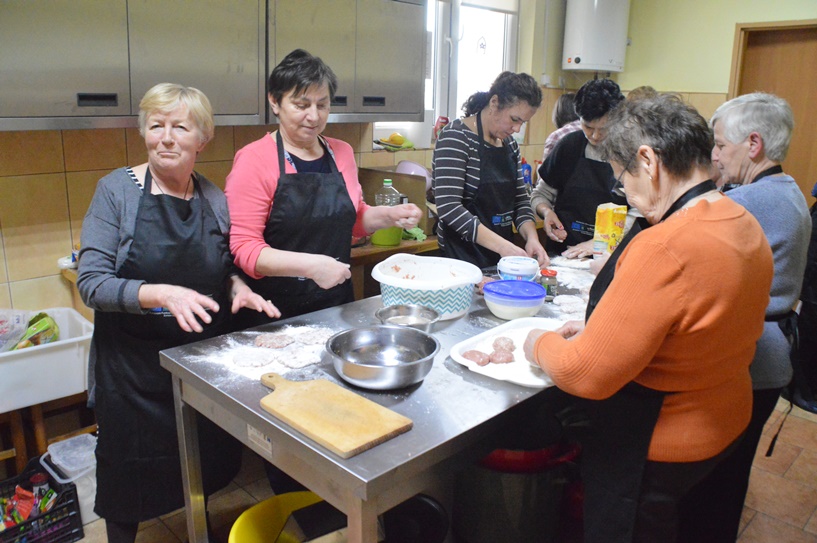 Dziadowice-Folwark: Gotują tradycyjnie i zdrowo podczas warsztatów kulinarnych