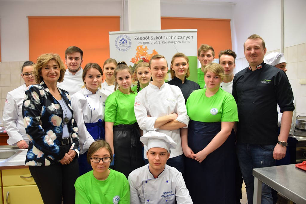 Warsztaty kulinarne dla młodzieży klas gastronomicznych w ZST