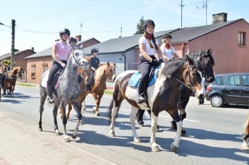 Dobra: Paradą zaprzęgów konnych otworzyli sezon jeździecki  - foto: Arkadiusz Wszędybył