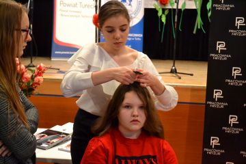 Pokazy fryzjerskie i kosmetyczne Pretty Woman na Dzień Kobiet w wykonaniu uczniów ZST - foto: Michał Sidorowicz