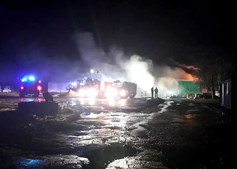 Nocny pożar suszarni tartaku w Długiej Wsi gasiło 12 jednostek straży pożarnej - foto: OSP Dobra