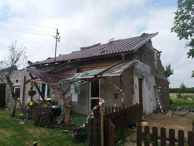 Niebezpieczna burza przeszła przez powiat turecki - weekendowe interwencje i wyrządzone szkody - Pozrywane dachy w gminie Brudzew