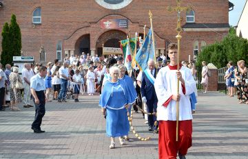 Tłumy wiernych na procesji Bożego Ciała w Parafii pw. św. Barbary - foto: Michał Sidorowicz