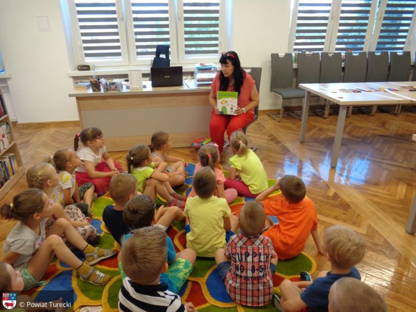 Wyjątkowa lekcja bezpieczeństwa dla przedszkolaków w Powiatowej Bibliotece Publicznej w Turku. - Źródło: Powiat Turecki