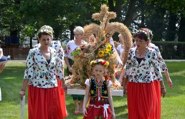 Tradycyjnie i z rozmachem dożynkowe święto w gminie Brudzew. Dziękowali za plony i raczyli się swojskim jadłem. - foto: MS