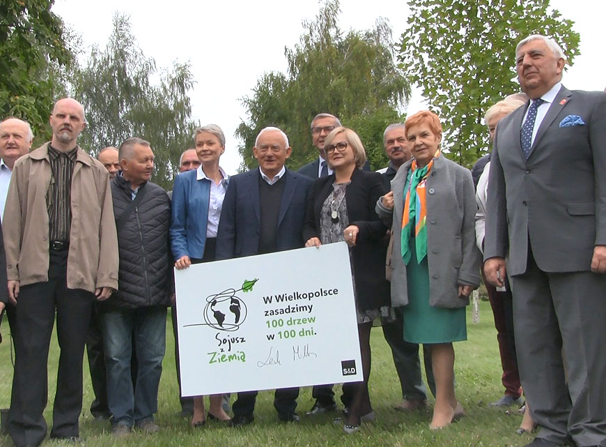 Wideo: Leszek Miller podczas wizyty w Turku podziękował za wsparcie i posadził drzewo.
