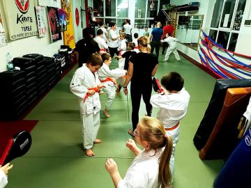 Rodzice i karatecy trenowali razem w Klubie Sportów i Sztuk Walk w Turku