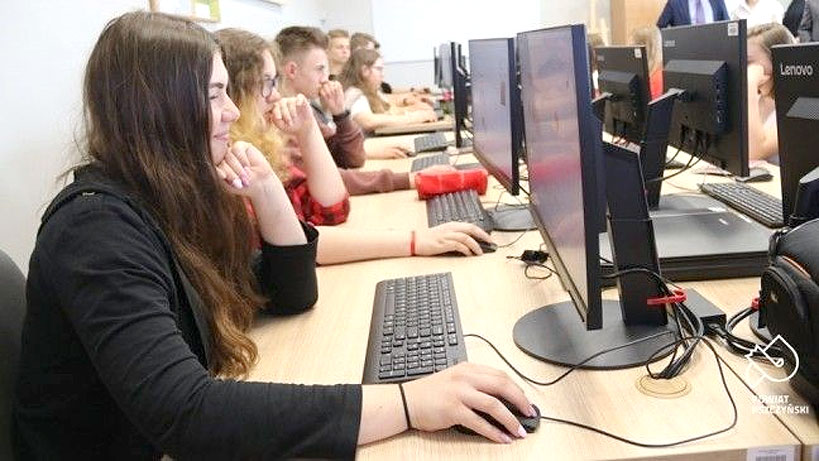 60 tyś zł na sprzęt komputerowy dla szkół z gminy Władysławów