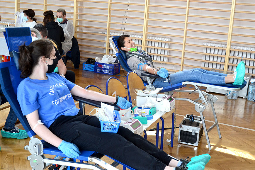 Udany pobór krwi dla chorej Mai. 94 ochotników oddało ponad 42 litry krwi. - fot. Turek.net.pl