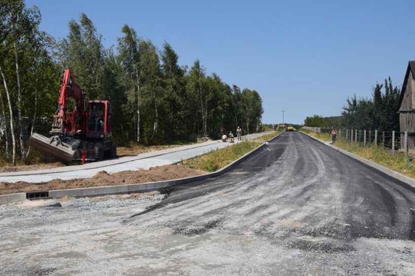 Budowa drogi przy terenach inwestycyjnych w Tuliszkowie na półmetku.