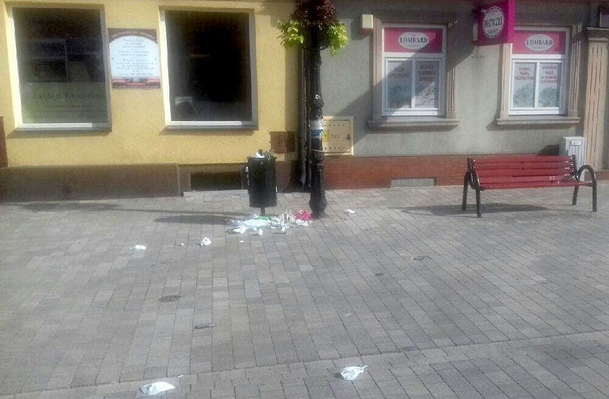 Śmieci na nowo wyremontowanej Kaliskiej. Mieszkańcy skarżą się na zapach i hałas. - fot. nadesłane przez Czytelnika