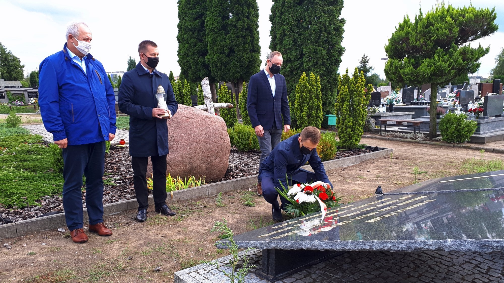 Złożyli kwiaty przed pomnikiem na cmentarzu. Ziemia Turkowska przeciwko faszyzmowi