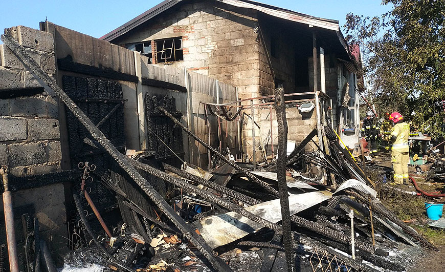 Po pożarze domu w Zadwornej. Potrzebna pomoc finansowa i ręce do pracy - fot. PSP Turek