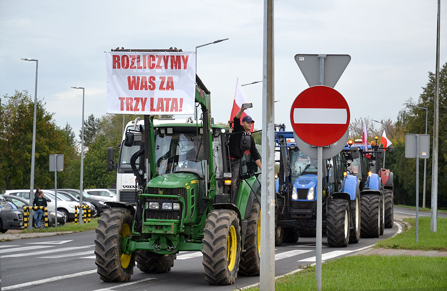 Wideo: Rolnicy blokowali obwodnice Turku. Mnóstwo traktorów na rondzie Dmowskiego.