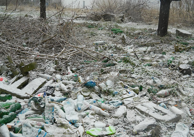 Dzikie wysypisko śmieci na terenie kolejki wąskotorowej. Miasto wszczyna postępowanie