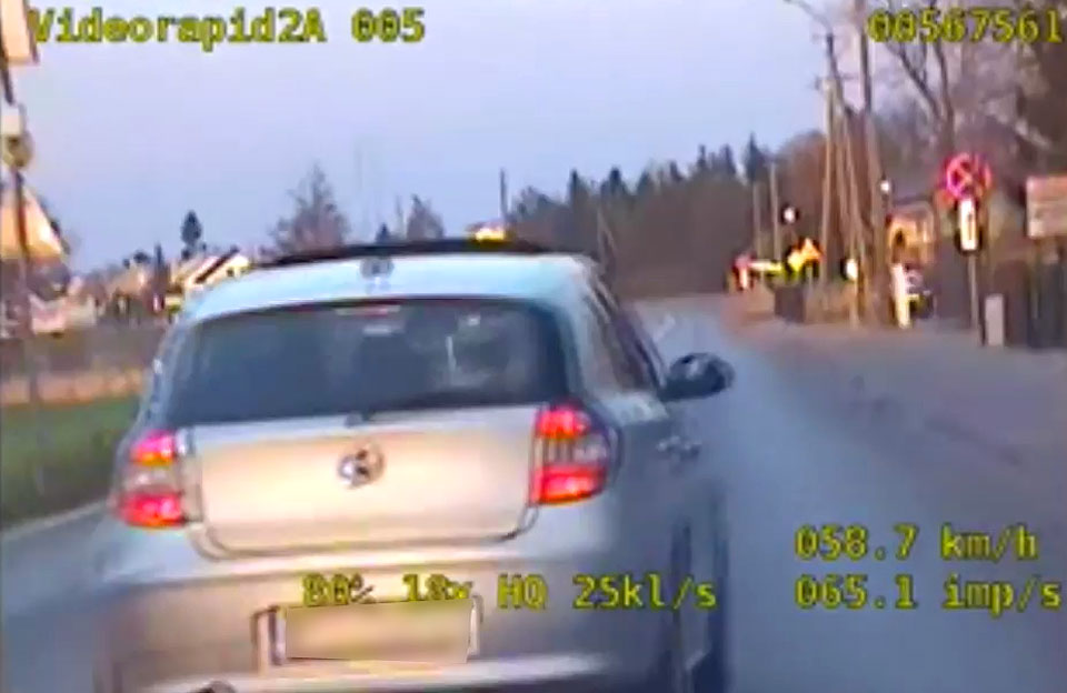 Wideo: Na podwójnej ciągłej i z nadmierną prędkością wyprzedzał nieoznakowany radiowóz. Stracił prawo jazdy.