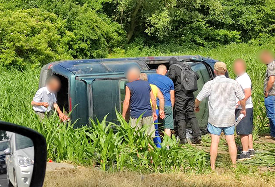Tragiczny wypadek w Kaczkach Średnich. Nie żyje kierowca samochodu osobowego. - fot. nadesłane przez Czytelnika