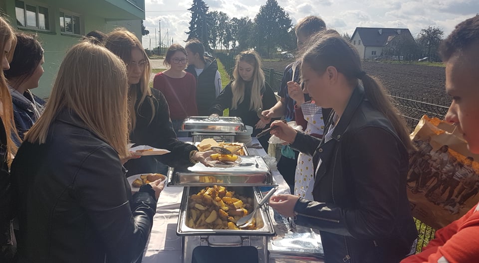 Dzień Chłopaka, Dzień Ziemniaka i Turniej Piłki Nożnej. Tak świętowali uczniowie w ZSR CKP w Kaczkach Średnich.