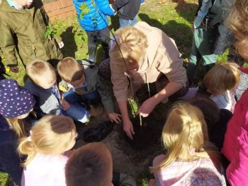 Dzieci z Tęczowego Przedszkola sadziły drzewa...