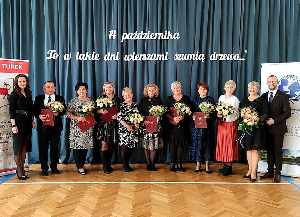 Kwiaty, życzenia i gratulacje w Dzień Edukacji Narodowej w Turku. 