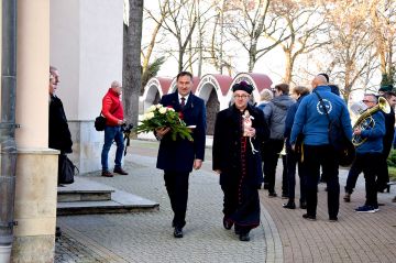 Tuliszków dla Niepodległej. Msza święta i uroczysty apel przed pomnikiem Kościuszki