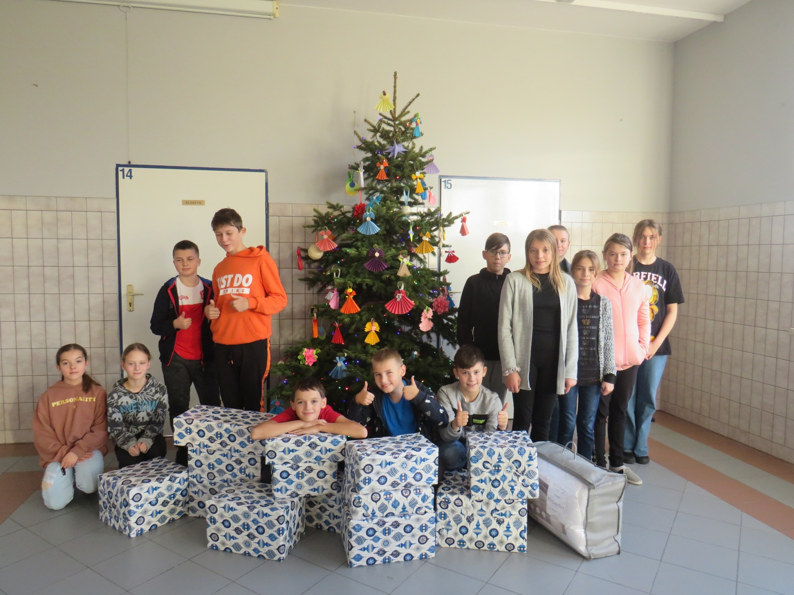 Świąteczne dary od miłaczewskich dzieci - fot.: SP Miłaczew