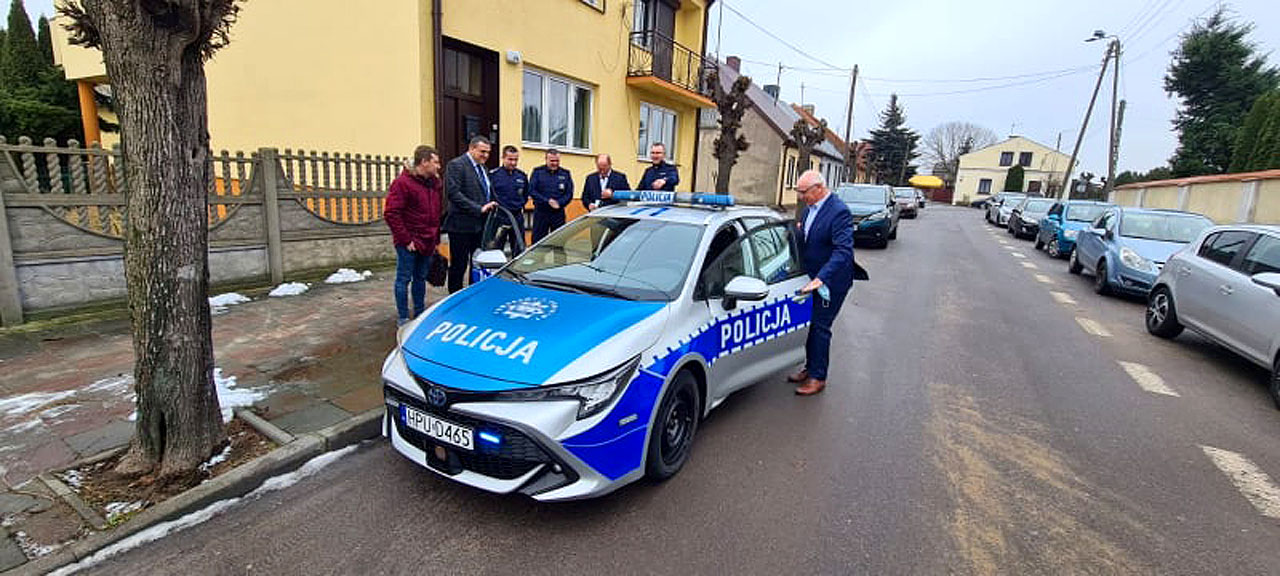 Trzy gminy współfinansowały zakup policyjnej Toyoty - fot.: UM Dobra