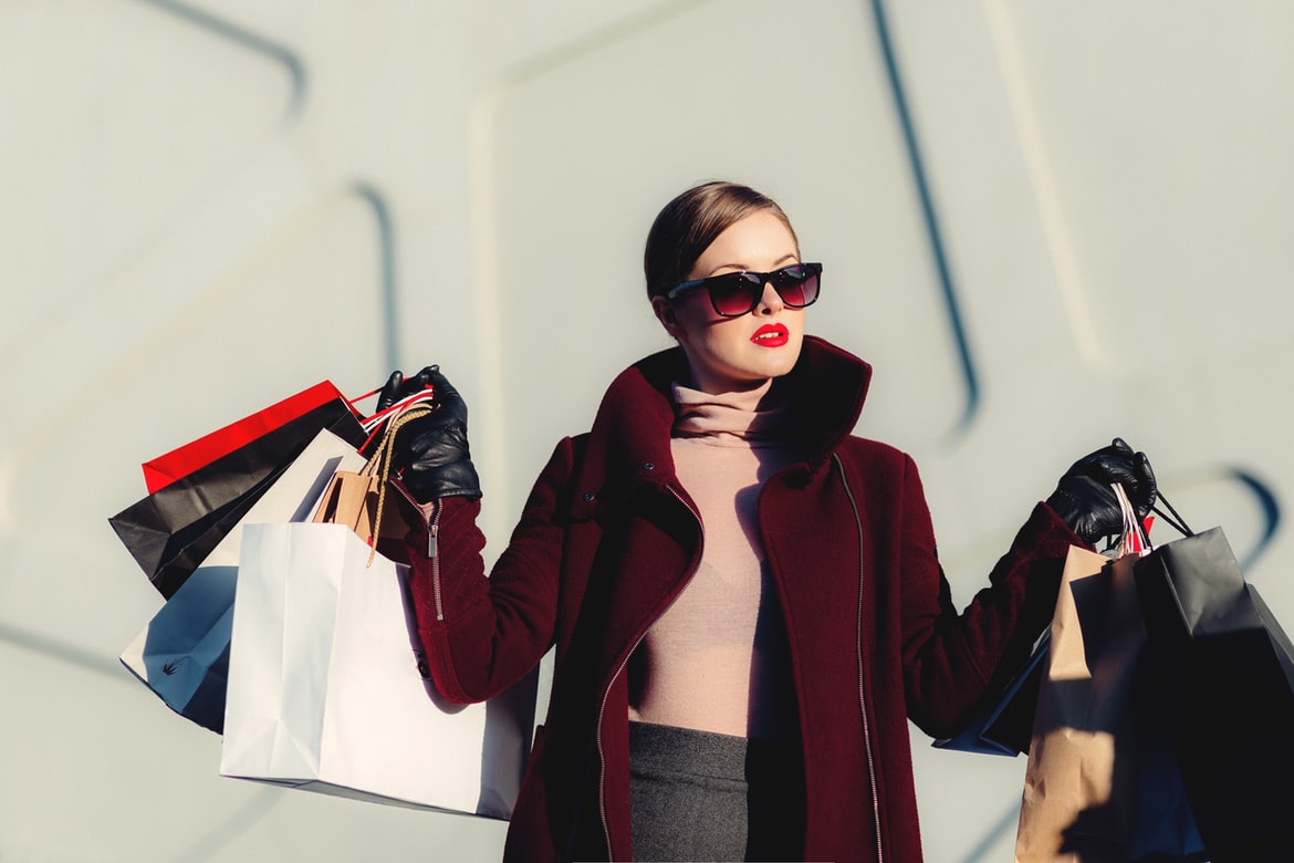 Promocje w sklepach - jak rozsądnie kupować odzież i jedzenie? - fot.  freestocks