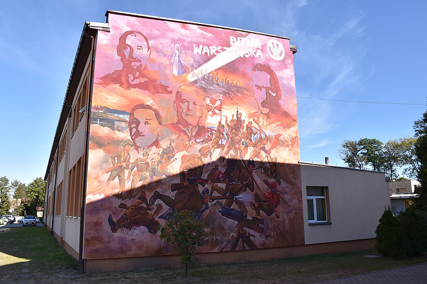 Władysławów. Mural ze szkoły znalazł się w publikacji MON