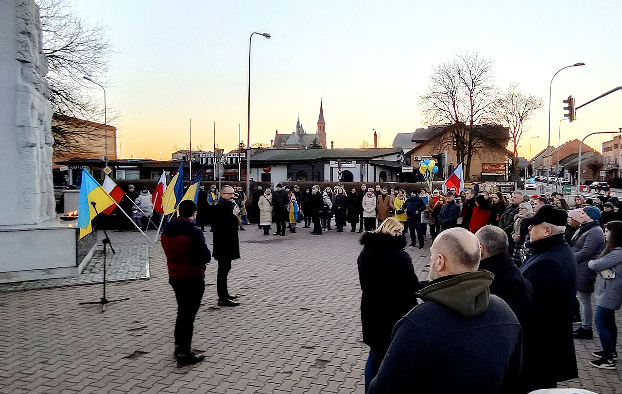 Turek. Wiec poparcia narodu ukraińskiego pod pomnikiem Nigdy Więcej Wojny